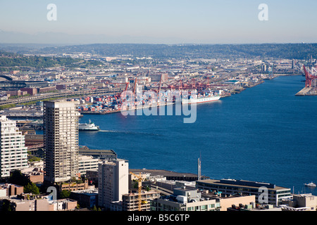 Luftbild von Elliot Bay, downtown Seattle und Wasser von der Space Needle Stockfoto