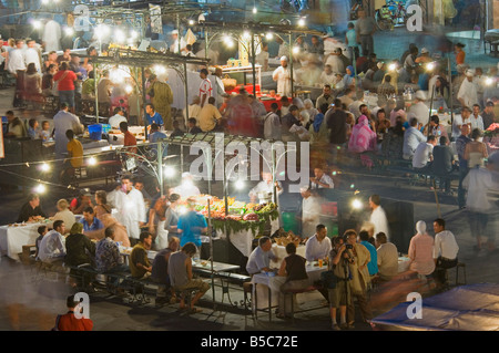 Eine Luftaufnahme der komprimierten Perspektive des open Airs "Restaurants" am Djemaa El Fna mit langsamen Verschlusszeit für Motion blur. Stockfoto