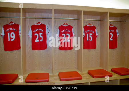 Arsenal FC ändern Zimmer Spieler Fußballtrikots Stockfoto