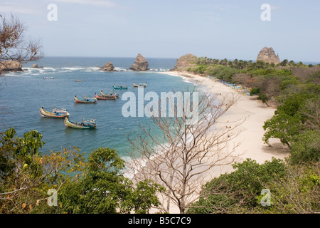 Angelboote/Fischerboote verankert vor einem Sandstrand Stockfoto