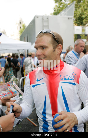 Profi-Radler Roger Hammond, britischer Rennfahrer bei der Tour of Britain 2005 nach der letzten Etappe in London. Stockfoto