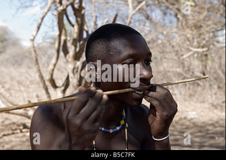 Hadza Mann biegen ein Jagd-Arrow Lake Eyasi Tansania Stockfoto