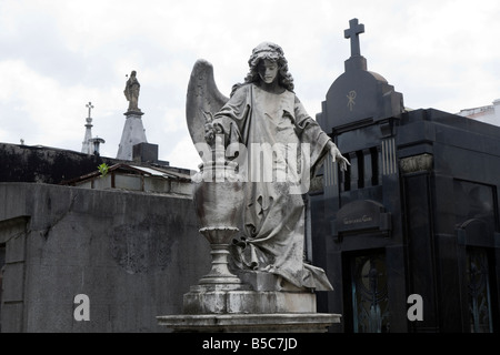 Eine Statue eines geflügelten Engels in Recoleta Friedhof Cementerio de Recoleta im Recoleta in Buenos Aires Argentinien Stockfoto