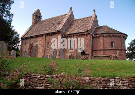 Norman Kirche St Mary & St Davids (c.1140) gesehen aus dem Süden in Kilpeck Herefordshire England UK Stockfoto