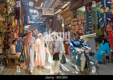 Ein Blick auf Menschen beim Einkaufen in den engen Gassen des Bereichs Souk in Marrakesch. Stockfoto