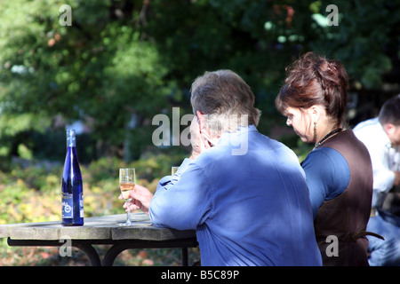 Ein paar genießen Sie eine Flasche Wein an der Stone Hill Winery Herman-Missouri Stockfoto