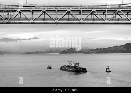 Luftaufnahme über Schlepper ziehen ein Lastkahn an der San Francisco Oakland Bay bridge Stockfoto