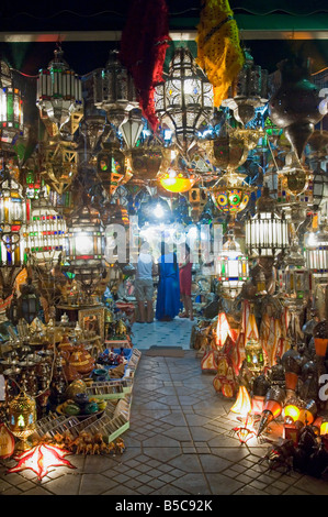 Touristen kaufen traditionelle leichte Schattierungen von diesem bunten Shop im Bereich Souk von Marrakesch. Stockfoto