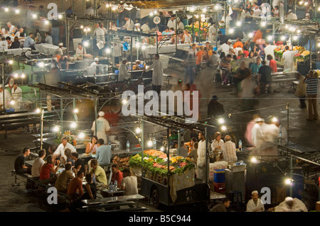 Eine Luftaufnahme der komprimierten Perspektive des open Airs "Restaurants" am Djemaa El Fna mit langsamen Verschlusszeit für Motion blur. Stockfoto