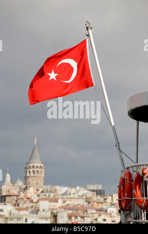 Türkische Flagge auf der Rückseite ein Boot mit der Galata Turm im Hintergrund, Istanbul Türkei Stockfoto