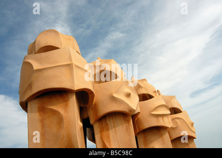 Krieger wie Schornsteine auf Terrasse Dach der Casa Mila La Pedrera Gebäude entworfen von Antoni Gaudi Barcelona Katalonien Spanien Stockfoto