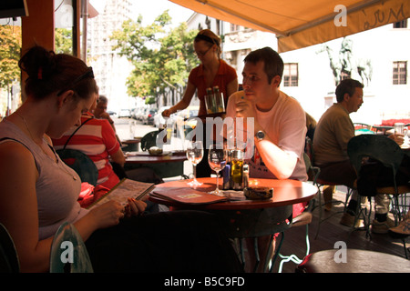 Menschen Essen und trinken, Café Miro, Schloss-Hügel, Buda, Old Town, Budapest, Ungarn Stockfoto