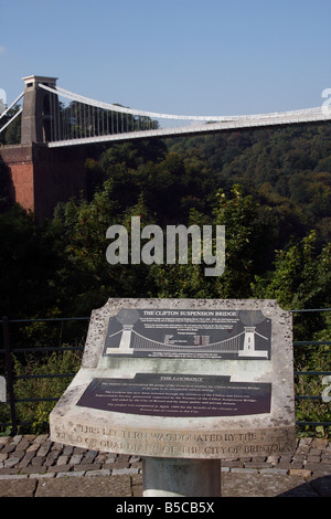 "Die Suche" Rednerpult Plaque und [Clifton Suspension Bridge] über [Avon Gorge], Bristol, England, UK Stockfoto