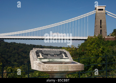 "Die Suche" Rednerpult Plaque und [Clifton Suspension Bridge] über [Avon Gorge] gegen blauen Himmel, Bristol, England, UK Stockfoto