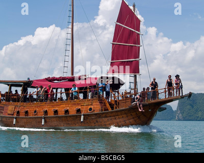 Segeln auf einer Dschunke in Phang Nga Bucht im Süden von Thailand Touristen Stockfoto