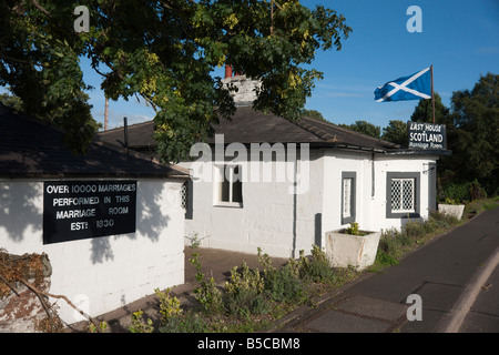 Gretna Green Ehe Haus mit schottischem Andreaskreuz Flagge 1. und letzten Haus in Schottland Stockfoto