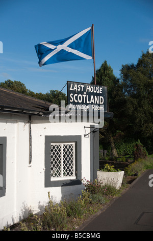 Gretna Green Ehe Haus mit schottischem Andreaskreuz Flagge 1. und letzten Haus in Schottland Stockfoto