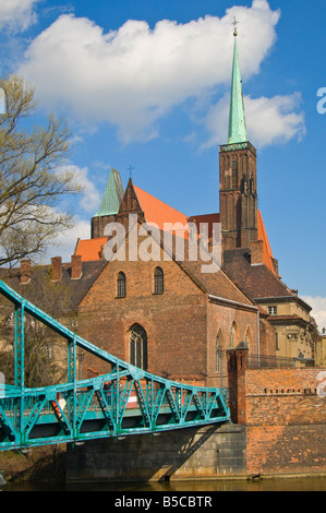 Breslau, Schlesien, Polen. Kirche des Heiligen Kreuzes und St. Bartholomäus und der Tumsky Brücke, aus Piasek Insel Stockfoto