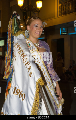 Person weiblich in Tracht an der Fiesta der Mauren und Christen Guardamar Del Segura Spanien spanische feste Stockfoto