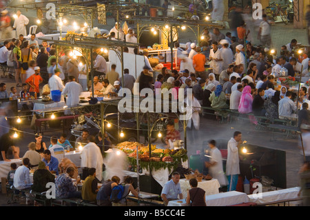 Eine Luftaufnahme der komprimierten Perspektive des open Airs "Restaurants" am Djemaa El Fna mit langsamen Verschlusszeit für Motion blur. Stockfoto