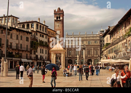 Piazza Delle Erbe in Verona Italien Stockfoto