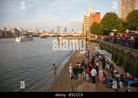 Eine Beach-Party statt zur Unterstützung der YCN Live an einem Strand am Südufer der Themse Stockfoto