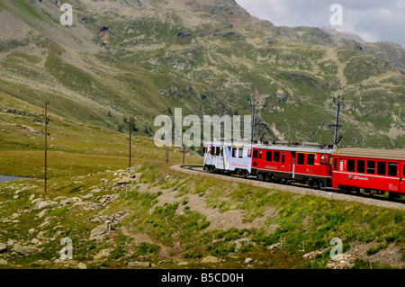 Der Bernina-Express aus der Schweiz nach Italien Stockfoto