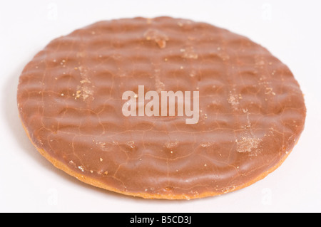 Nahaufnahme einer halb beschichtete Schokolade Verdauungs Keks Aufnahme vor einem weißen Hintergrund (Ausschneiden) in einem studio Stockfoto