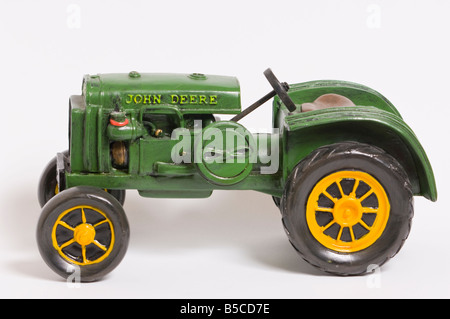 Nahaufnahme eines Modells John Deere Traktor erschossen vor einem weißen Hintergrund in einer Studioumgebung (Ausschneiden) Stockfoto