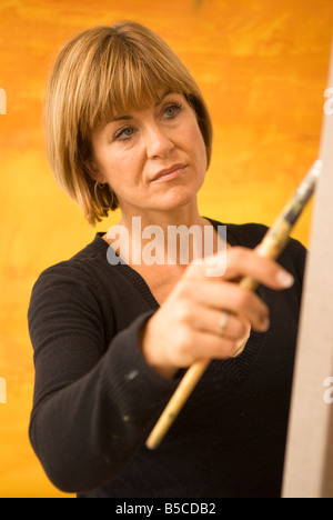 Künstler Skye Holland in ihrem Studio, Twickenham, Middlesex UK Stockfoto