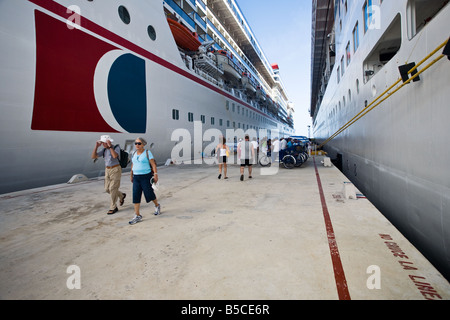 Zwei Kreuzfahrtschiffe getrennt durch eine konkrete Dock. Stockfoto