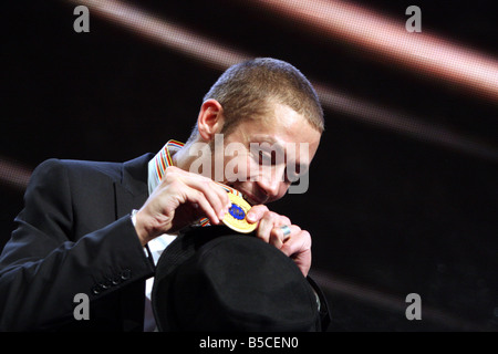 Valentino Rossi beißt seine 2008 Motogp-Goldmedaille bei der Fim-Präsentation in Valencia, Spanien Stockfoto