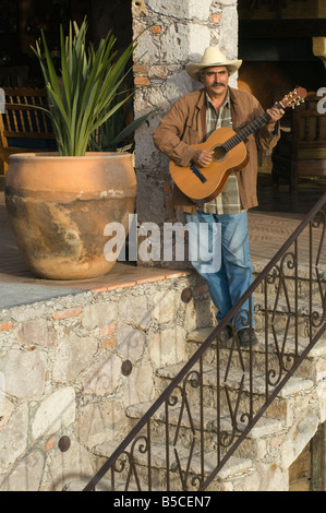 Mann spielt Gitarre in Mexiko Stockfoto