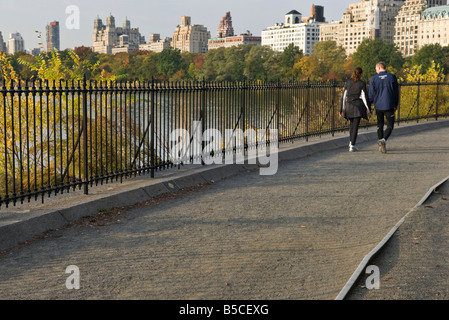 Paare, die rund um den Stausee im Central Park in New York Stockfoto