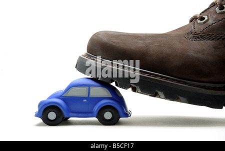 EIN MODELLAUTO TRAT AUF A MANS BOOT... Stockfoto