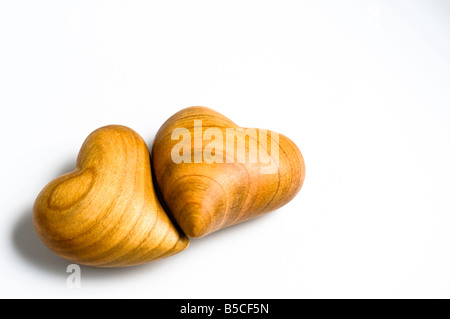 Zwei Holzherzen modelliert auf weißem Hintergrund Stockfoto
