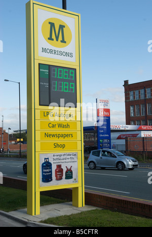 Tesco und Morrisons Benzin Preise Failsworth Oldham, Greater Manchester Stockfoto