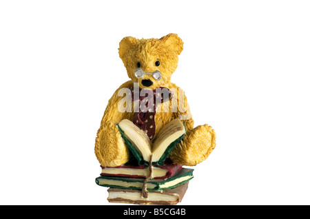 Ein kleiner Stein Teddy Bär sitzt auf einem Stapel Bücher, lesen Stockfoto