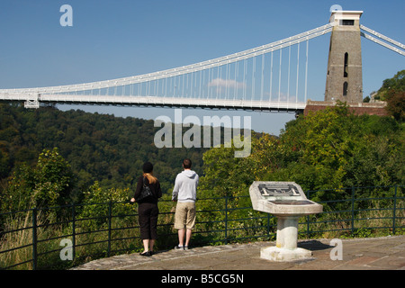 Mann und Frau stand am berühmten [Clifton Suspension Bridge] aus "The Lookout" über die Avon-Schlucht, Bristol, England, UK Stockfoto