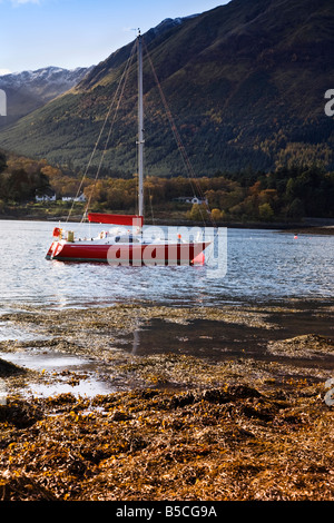 Roten Yacht vor Anker am Loch Leven In den schottischen Highlands, Lochaber, Schottland. Stockfoto