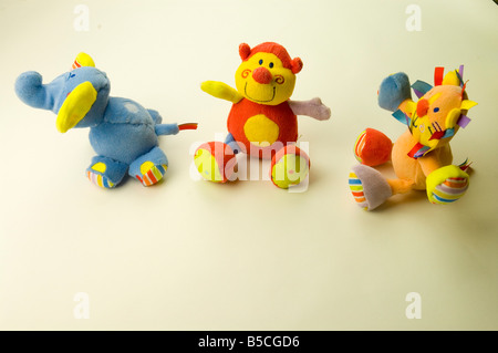 Tier Stofftier weiche Katze Elefant Tiger perfekt für Baby zum Kuscheln Stockfoto