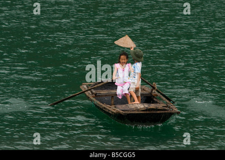 Kinder aus einem Fischerdorf, Spaß haben und Lachen auf ihrem Boot Stockfoto