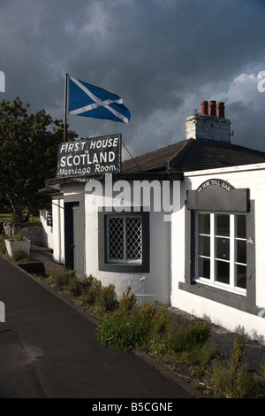 Gretna Green Ehe Haus mit schottischem Andreaskreuz Flagge 1. und letzten Haus in Schottland Stockfoto