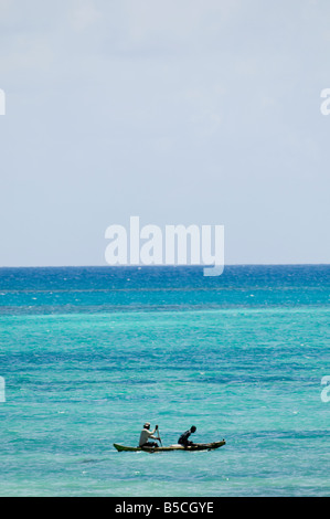 Fischer in ausgegraben Kanu Stockfoto