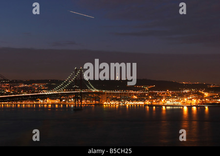 Brücke und Tejo-Fluss mit Blick auf Lissabon bei Nacht Stockfoto