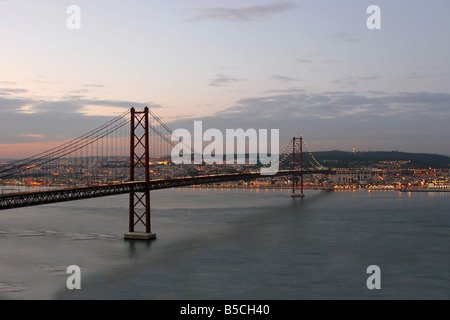 Brücke und Tejo-Fluss mit Blick über Lissabon Stockfoto