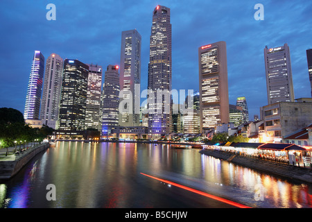 Blick auf die Wolkenkratzer In Central Business District in der Abenddämmerung Stockfoto