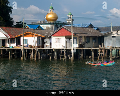 landschaftlich reizvolle Ko Panyi muslimische Stelzen Dorf in Phang Nga Bay in Thailand Stockfoto