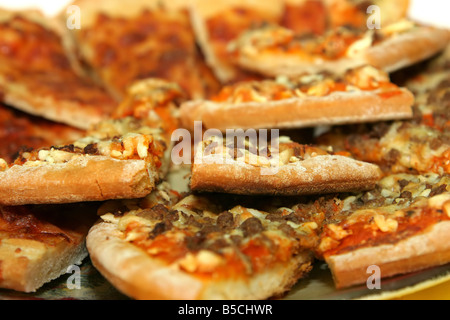 Mehrere Scheiben von Pizza gestapelt auf einem Teller Stockfoto