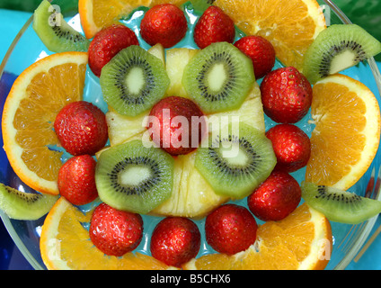 Kiwi Orange Erdbeeren und andere Früchte in einen Salat Stockfoto
